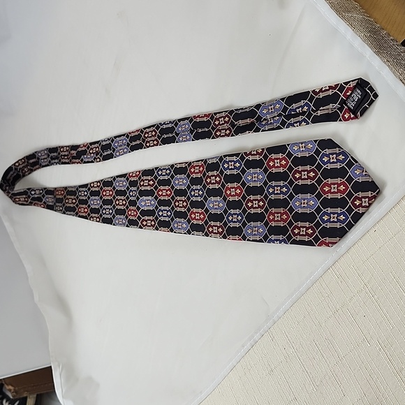 Vintage Bill Blass 100% Silk Necktie Featuring Red & Blue Interlocking Shapes - Picture 3 of 5